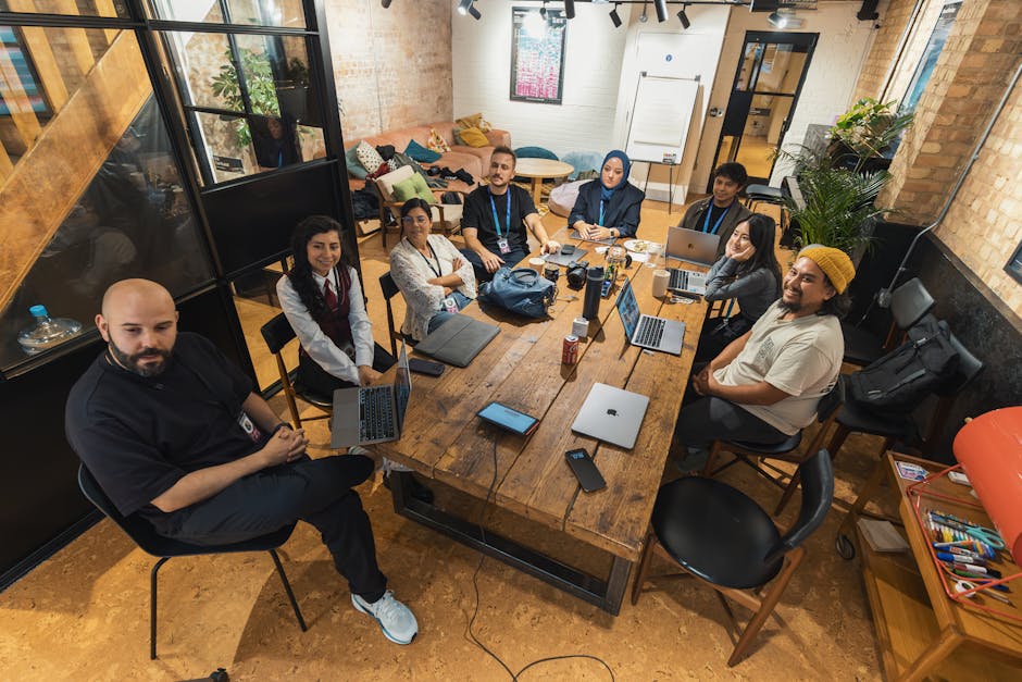 Team editoriale che discute di notizie di attualità